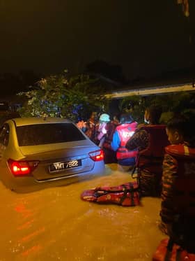 Paras air bahaya di lima lokasi, banjir kilat jejas beberapa kawasan