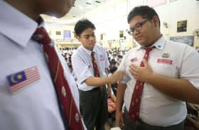 Lebih 930,000 pelajar di Selangor pakai lencana Jalur Gemilang