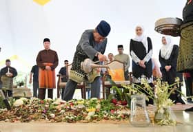 Sultan, Tengku Permaisuri visit Pak Lah’s grave