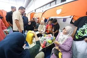 ADN Kinrara: 300 set baju kurung, botol air diedar kepada mangsa kebakaran paip gas