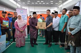 Prihatin mangsa kebakaran paip gas, Mais agih wang saku pelajar, kotak makanan