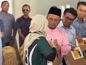 MCMC donates gadgets to victims of Putra Heights blast