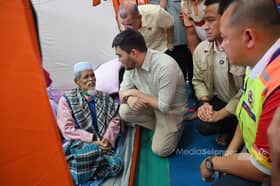 Tengku Amir visits Putra Heights gas pipeline fire victims, command post