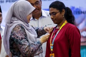 Govt spends RM8.4m on Jalur Gemilang badges for students