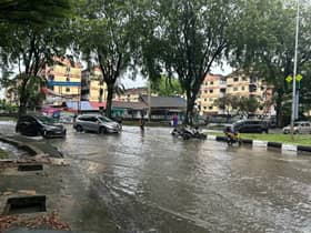 Light vehicles not braving flood waters at Sri Muda in Shah Alam