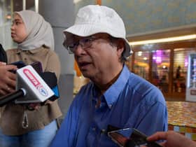 Warga emas melecur larikan diri berkaki ayam atas jalan panas