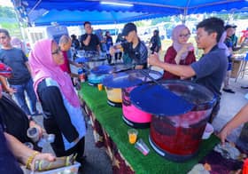 Hikmah rumah terbuka negeri batal, mangsa di PPS nikmati juadah raya