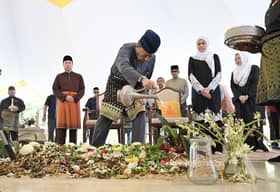 Sultan Selangor berangkat ziarah pusara Tun Abdullah di Makam Pahlawan