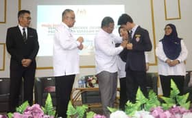 Pemakaian lencana Jalur Gemilang tingkat rasa sayang kepada negara