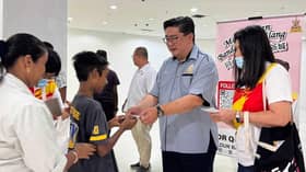 Ringan beban belanja sekolah, 300 murid DUN Bandar Baru Klang terima sumbangan wang tunai