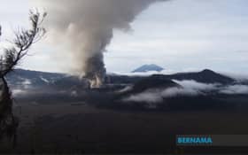 Gunung Bulusan di tenggara Manila muntahkan asap tebal setinggi 4.5 km