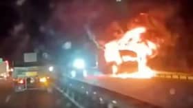 Bas ekspres terbakar, 28 penumpang, pemandu selamat
