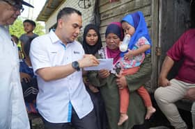 Anwar hulur sumbangan, simpati keluarga kanak-kanak lemas di Sungai Balok