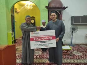 Wakaf Selangor serah sumbangan RM82,000 naik taraf masjid, Kolej Tingkatan Enam