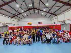 DUN Pandamaran agih bantuan kembali ke sekolah kepada 300 pelajar