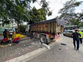 Lelaki maut selepas lori rempuh gerai, pagar masjid di Sungai Buloh