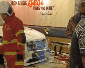 Wanita warga emas cedera dirempuh MPV terbabas dalam restoran