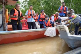 100,000 benih udang galah dilepas di Sungai Langat, bantu ekosistem perairan darat