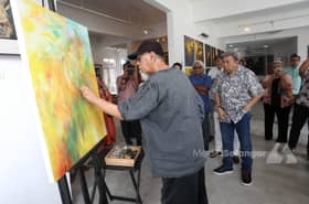 Selangor Sultan visits renowned artist Yusof Ghani's art gallery