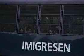 சட்டவிரோதக் குடியேறிகள் குடியிருப்புப் பகுதியில் சோதனை நடவடிக்கை