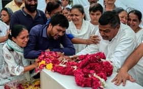 ஏர் இந்தியா விமான விபத்தில் இறந்தவர்களின் உடல்களுக்காக காத்திருக்கும் உறவினர்கள்