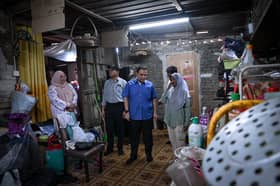 Anwar hulur sumbangan kepada ibu tunggal hidap kanser, doa diberi kekuatan