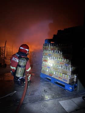 Gudang barangan runcit terbakar, tiga warga asing terselamat
