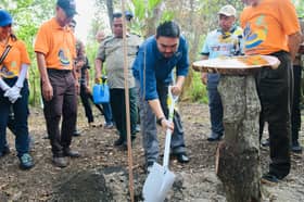Raja Muda Selangor sertai penanaman 600 pokok bakau di Pulau Carey