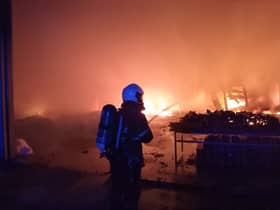 塑料用具厂凌晨大火 消拯员耗4小时扑灭火势