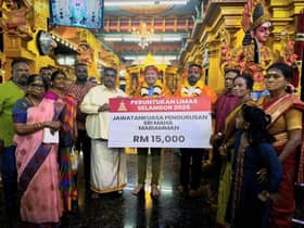 பண்டார் கின்ராரா 1, ஸ்ரீ மகா மாரியம்மன் ஆலயத்திற்கு மாநில அரசு சார்பில் வெ.15,000 மானியம் - இங் ஸீ ஹான் வழங்கினார்