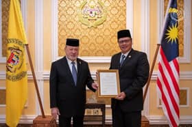 King presents appreciation letter to Zailani Hashim