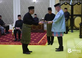 Agong kurnia Suratcara Pelantikan Ketua Hakim Negara kepada Wan Ahmad Farid