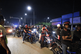 Isteri jalan kaki lebih dua kilometer jumpa suami ditahan polis