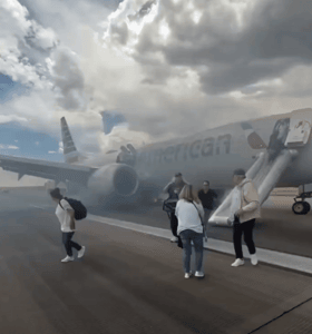 அமெரிக்காவில் போயிங் ரக விமானத்தில் தீ விபத்து