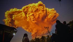 Gunung Lewotobi meletus, abu setinggi 4km cetus amaran penerbangan