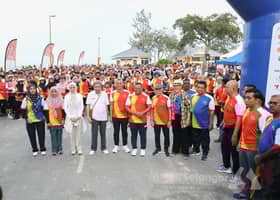 Sultan, Permaisuri berkenan sertai lebih 1,000 peserta larian di Pantai Kelanang