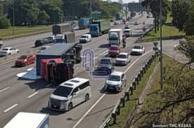 லோரி கவிழ்ந்தது- கெசாஸ் நெடுஞ்சாலையில் இரசாயனக் கசிவு