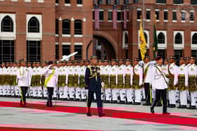 元首伉俪出席英雄日纪念活动