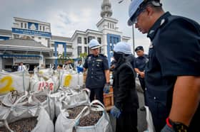 瓜冷警区销毁各结案违禁品 包括弹壳烟酒比特币机