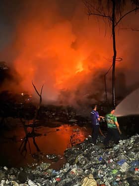 万挠非法垃圾场失火耗时灌救 雪水务局关注情况免污染水源