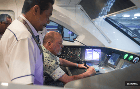 King opens 'Laman Rel Mahkota' in Kluang