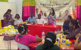 பத்தாங் காலி, கோல குபு பாரு கே.கே.ஐ. ஏற்பாட்டில் மாலை தொடுக்கும் பயிற்சி- 30 மகளிர் பங்கேற்றனர்