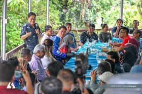 Dua ikon pendaki antara hampir 60 berhimpun di kediaman tokoh wartawan