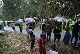 Hujan tidak halang orang ramai lihat proses gali semula kubur Zara Qairina 