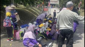 载有幼儿园师生巴士失控撞树  致伤1教师3孩童