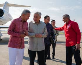 扎希抵达新加坡出席国庆  访问意义重大建交60周年