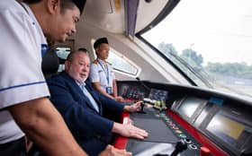 国家元首展现”车长风采“  亲自驾驶ETS列车前往万挠