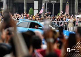 布城广场欢庆独立68年  元首驾国产车共襄盛举