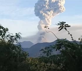 Gunung Lewotobi meletus, pihak berkuasa keluar amaran penerbangan tahap tertinggi