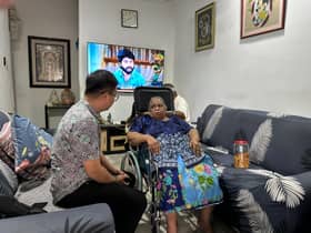 உடல்  நலம் குன்றிய  ருக்குமணிக்கு சக்கர நாற்காலி- பலாக்கோங் சட்டமன்ற உறுப்பினர் வழங்கினார்